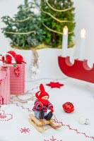 Figurine de Noël nordique sur traîneau sur table table décorée