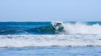 Surfeur surfant sur les vagues