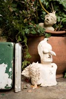 Statues insolites dans le jardin