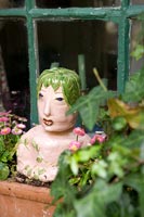 Statue insolite dans le jardin