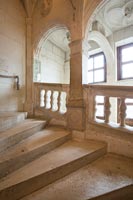 Grand hall et escalier du château de Chenonceau. Loire. France