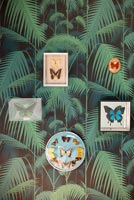 Papier peint à motifs et présentoirs de papillons