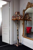 Lampadaire et miroir ornés