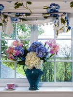 Vase de fleurs dans la fenêtre