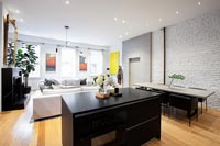 Îlot de cuisine noir dans un appartement moderne et ouvert