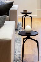 Détail de petites tables d'appoint noires dans un salon moderne