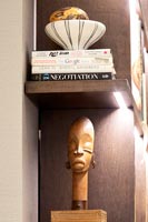 Sculpture africaine en bois sur étagère lumineuse