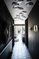 Couloir moderne noir avec plafond texturé