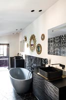 Salle de bains monochrome contemporaine avec miroir sur le mur