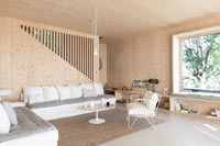 Salon moderne en bois avec baie vitrée et escalier