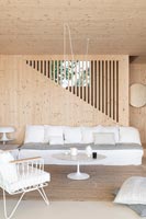 Salon moderne en bois avec vue sur l'escalier