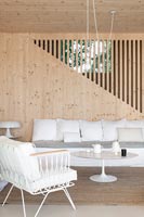 Salon moderne en bois avec vue sur l'escalier à lattes