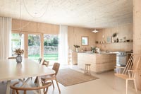 Cuisine-salle à manger ouverte moderne en bois