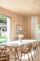 Salle à manger moderne en bois avec vue sur le jardin