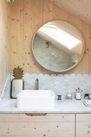 Lavabo de salle de bain moderne avec dosseret à motifs