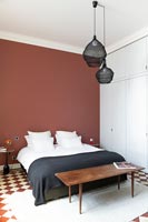 Chambre moderne avec mur rouge et sol en damier
