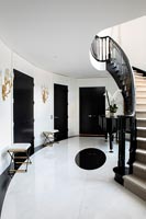 Escalier noir classique