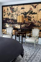 Œuvres d'art chinoises - mur caractéristique dans la chambre avec coin salon