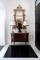 Armoire classique dans le couloir avec miroir doré