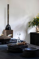 Salle à manger de style cottage moderne avec vaisselle de couleur foncée