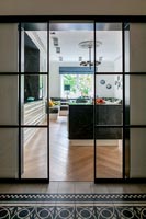 Portes intérieures coulissantes avec vue sur cuisine moderne