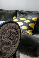 Coussin noir et jaune sur canapé