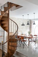 Salle à manger moderne avec escalier en colimaçon