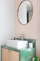 Salle de bain verte et rose pâle