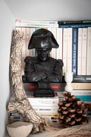Statue buste sur des piles de livres