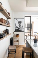 Grande photographie en noir et blanc sur le mur de la cuisine moderne