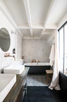 Salle de bain champêtre monochrome