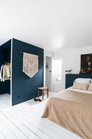 Chambre moderne avec cloison peinte en bleu pour armoire