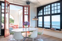Salle à manger moderne avec vue sur la mer