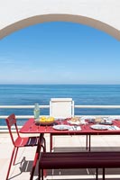 Coin repas extérieur avec vue sur la mer