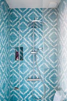 Carrelage à motifs bleu et blanc dans la cabine de douche