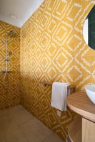 Carrelage à motifs jaune dans la salle de douche moderne