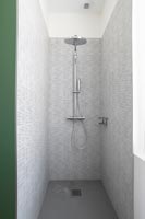 Carrelage gris dans une cabine de douche moderne