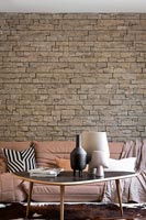 Mur de pierres apparentes dans un salon moderne