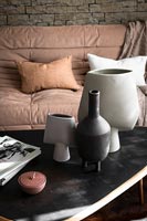 Collection de pots et vases en céramique sur table basse