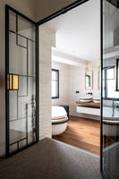 Salle de bain contemporaine vue à travers des portes intérieures de style Art déco ouvertes