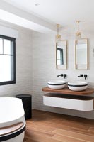 Lavabos doubles en noir et blanc dans la salle de bain contemporaine