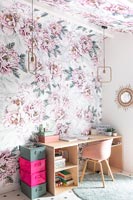 Papier peint floral sur le mur et le plafond autour du bureau