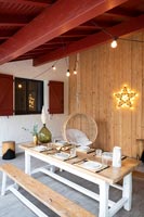 Salle à manger extérieure moderne avec chaise pivotante et lumière en forme d'étoile