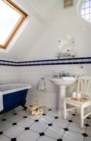 Salle de bain classique avec carrelage décoratif et baignoire autoportante