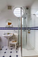 Salle de bain classique avec carrelage décoratif et cabine de douche