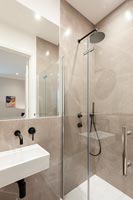 Cabine de douche moderne dans la salle de bain