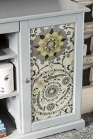 Incrustation de porte en tissu dans une armoire moderne