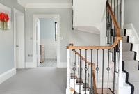 Palier à l'étage avec vue sur escalier de style classique