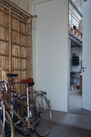 Bicyclettes dans le couloir industriel