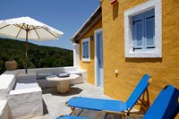 Cottage peint coloré et terrasse avec salon extérieur